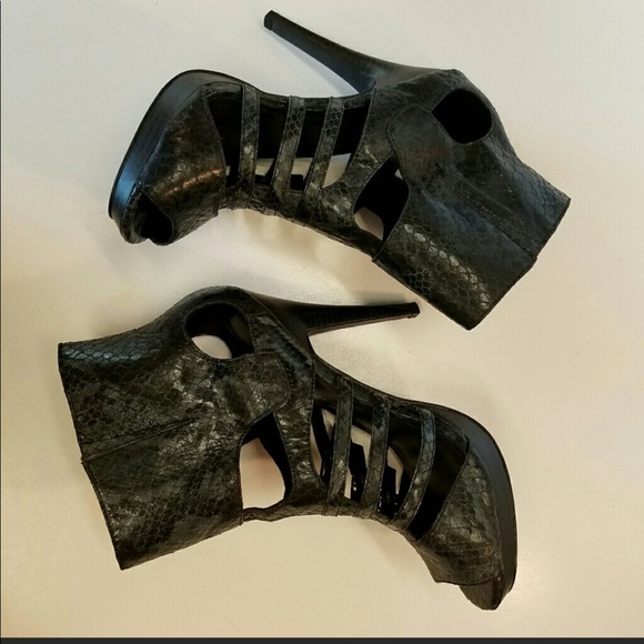 Sarah Jayne Shoes - 😇 SARAH JAYNE GREY SNAKE 🐍SKIN BOOTIES SIZE 8.5